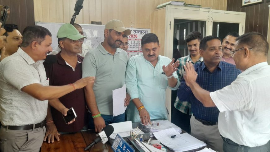 विद्युत कटौती व लो वोल्टेज की समस्या को लेकर कांग्रेस जनों ने किया अधिशासी अभियंता का घेराव