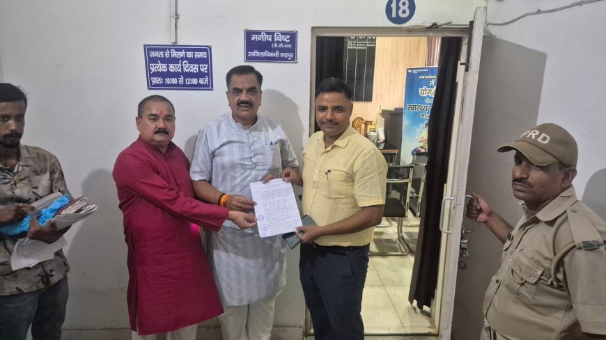 मतदाता सूची के विशेष गहन पुनरीक्षण अभियान के दौरान कथित अनियमितताओं और फर्जी आपत्तियां लगाए जाने के विरोध में गुरुवार को पूर्व विधायक एवं कांग्रेस नेता राजकुमार ठुकराल ने एसडीएम कार्यालय के समक्ष धरना दिया।