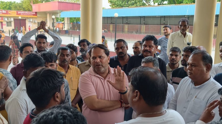 घायल युवक का हाल जानने अस्पताल पहुंचे महापौर विकास शर्मा