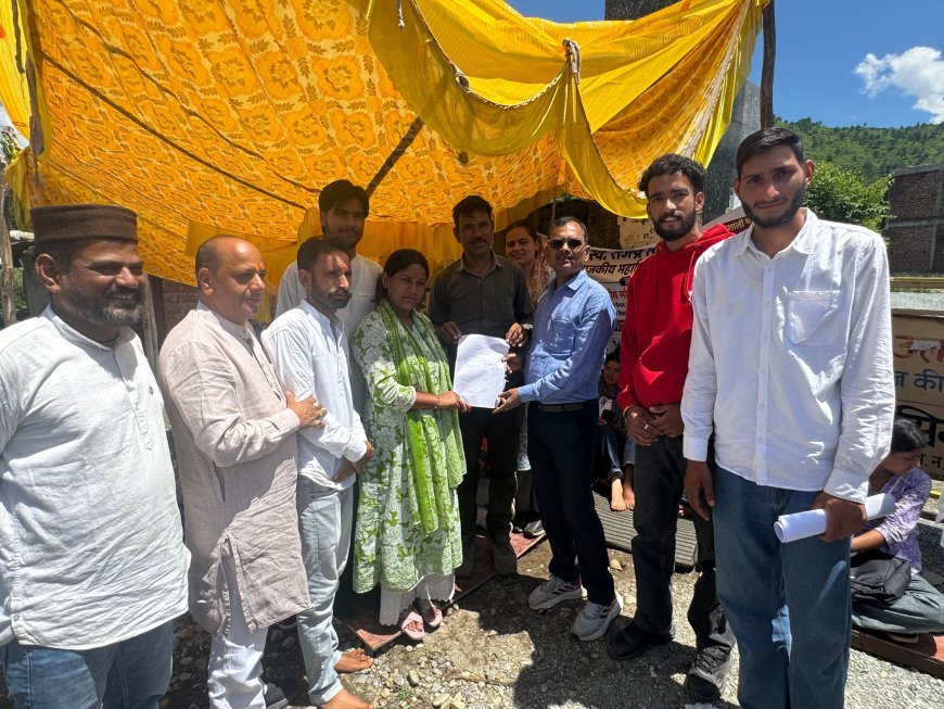 भाजपा मीडिया प्रभारी मनवीर चौहान के आश्वासन के बाद दो सप्ताह से चल रहा महाविद्यालय के छात्रों का धरना समाप्त