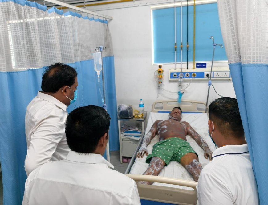 सिलेंडर फटने से झुलसे लोगों का महापौर ने जाना हाल