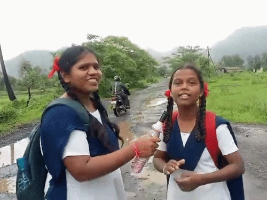 महाराष्ट्र में छात्राओं ने रिपोर्टर बनकर दिखाई बदहाल सड़क:छाते को माइक बनाकर बोली- सड़क और गड्ढों का पता नहीं चलता; MLA ने मरम्मत करवाई