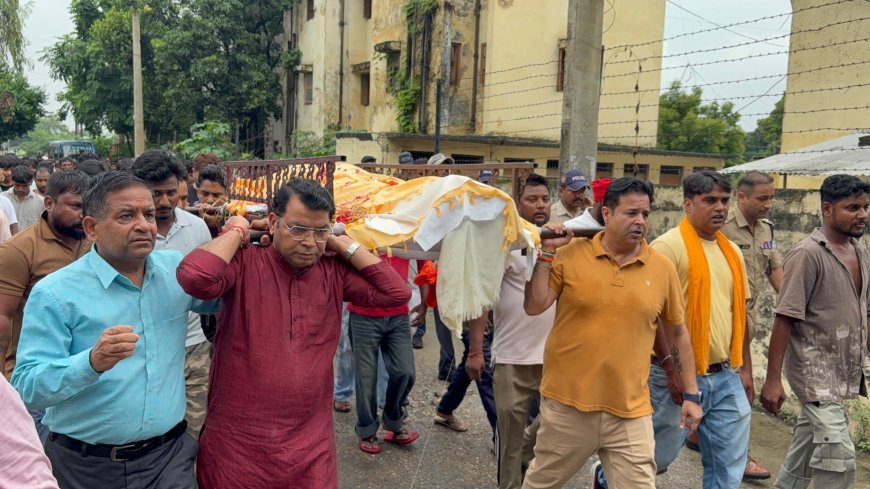अभिषेक वाल्मीकि की अंतिम यात्रा में विधायक शिव अरोरा ने दिया कंधा, नम आंखों से दी अंतिम विदाई
