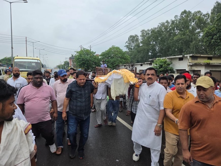 स्वर्गीय अभिषेक को महापौर विकास शर्मा ने दी भावपूर्ण श्रद्धांजलि