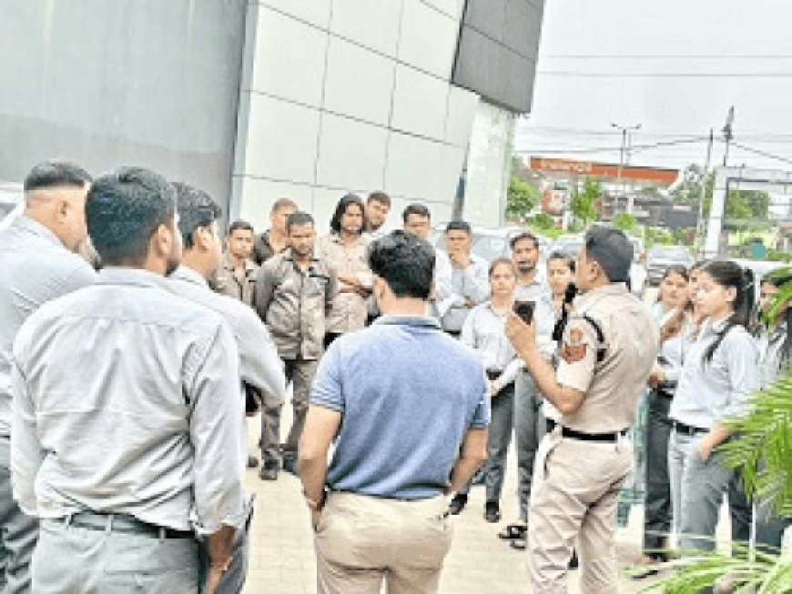 रेवाड़ी में साइबर ठगी के खिलाफ जागरूकता अभियान:पुलिस ने कार शोरूम कर्मचारियों को बताए बचाव के तरीके; लोगों को किया सतर्क
