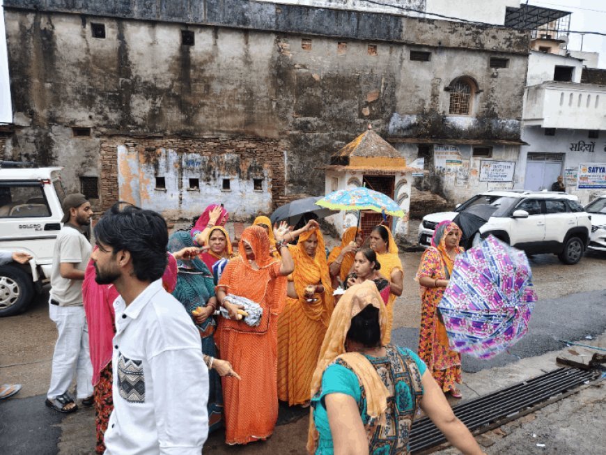 महिलाओं ने कोतवाली थाने के सामने एक घंटे किया संकीर्तन:मंदिर में टिन शेड का काम रुकवाने से आक्रोश, कार्य शुरू कराने की मांग