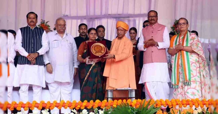 सीएम योगी ने किया बलिदानी वीरों के परिजनों का सम्मान