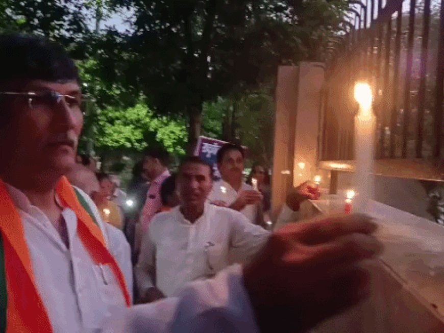 भिवानी में भाजपा ने निकाला कैंडल मार्च:जिलाध्यक्ष विरेंद्र कौशिक ने कांग्रेस पर राष्ट्रगीत के अपमान का लगाया आरोप, बोले- नहीं होगा सहन