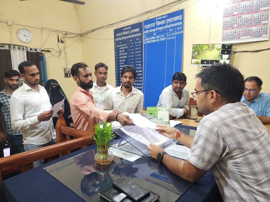 पूर्व विधायक राजेश शुक्ला के प्रेस वार्ता का दिखने लगा असर डबल वोट रखने वाले मतदाताओं ने स्वयं स्वीकार की गलती, एक स्थान से नाम हटाने के लिए ERO कार्यालय में दिए प्रार्थना पत्र