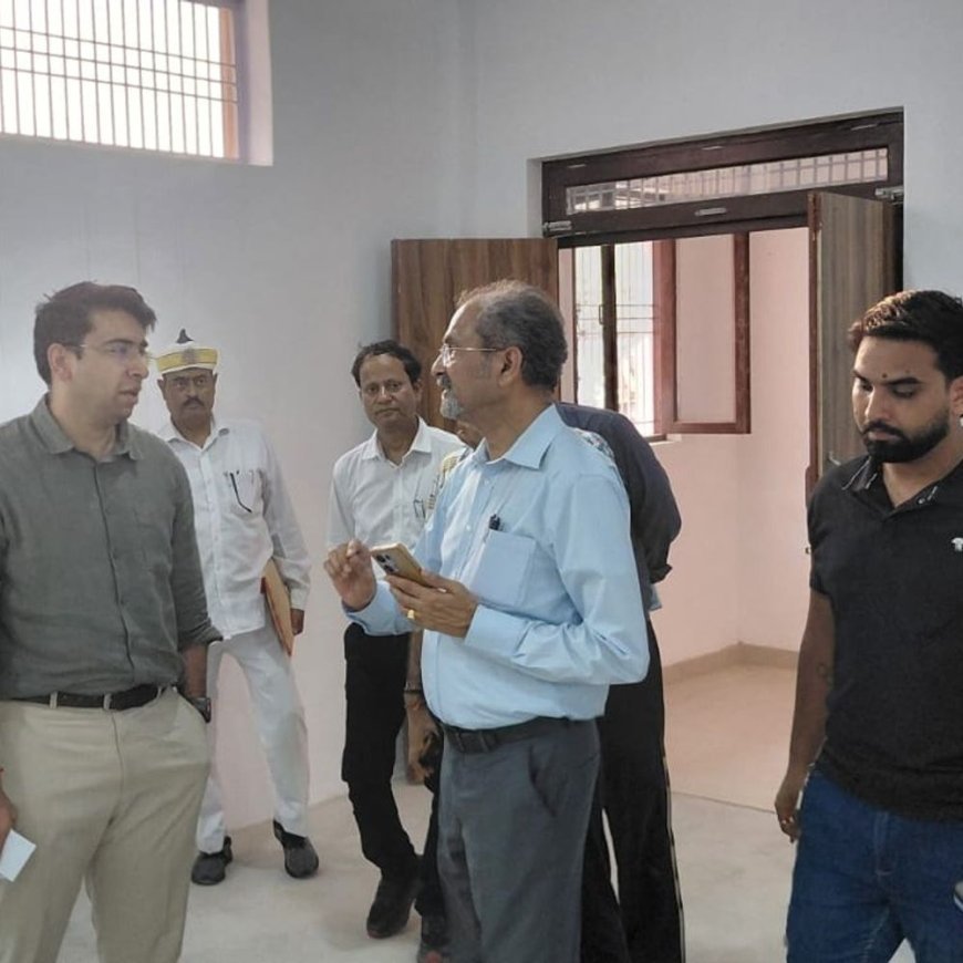 हाथरस में जिलाधिकारी ने किया स्पोर्ट्स स्टेडियम का निरीक्षण:शूटिंग और मल्टीपर्पज हॉल के अधूरे कार्य पूरे करने के निर्देश