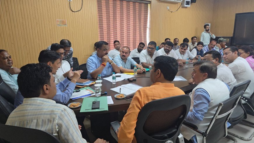 मंडलायुक्त दीपक रावत की अध्यक्षता में जिला सभागार में राजनैतिक दलों के साथ मतदाता सूची के विशेष गहन पुनरीक्षण(एस आई आर) की समीक्षा बैठक आयोजित हुई
