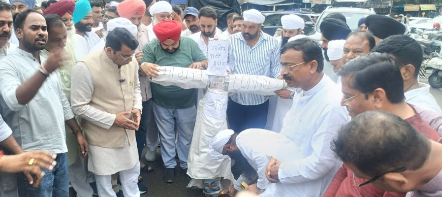 सज्जन कुमार के महिमामंडन पर कांग्रेस के खिलाफ सिख समाज व भाजपा का दिखा भारी आक्रोश, रुद्रपुर में फूंका कांग्रेस पार्टी का पुतला*