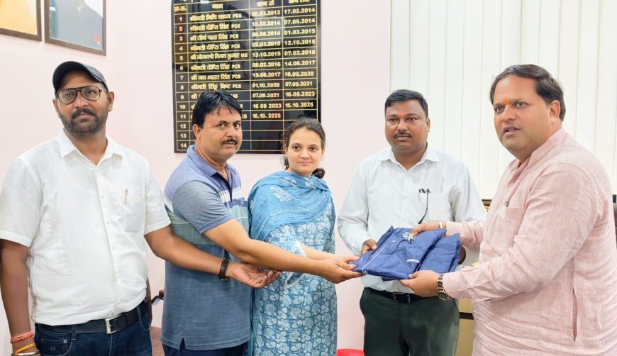 महापौर ने पर्यावरण मित्रों को वितरित किए रेनकोट