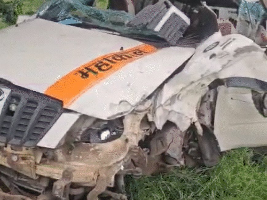 ट्रक से टकराई कार के परखच्चे उड़े, 3 की मौत:8 गंभीर, नागपुर से कुबेरेश्वर धाम जा रहे थे 11 लोग; बैतूल में मुलताई फोरलेन पर हादसा