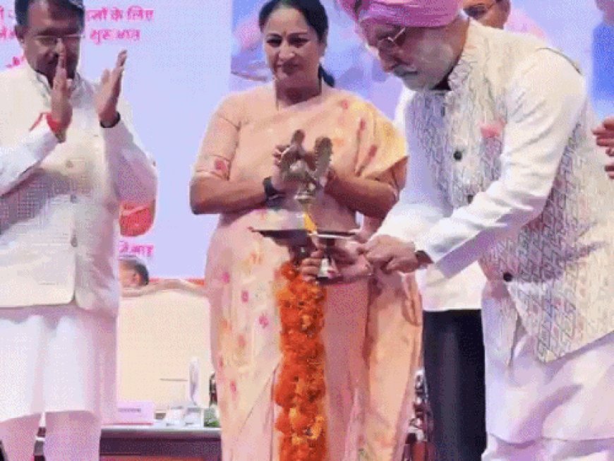 दिल्ली लक्ष्मी योजना शुरू:पात्र महिलाओं को हर माह मिलेंगे ₹2,500, पहले चरण में बांटे 4,000 स्वीकृति पत्र