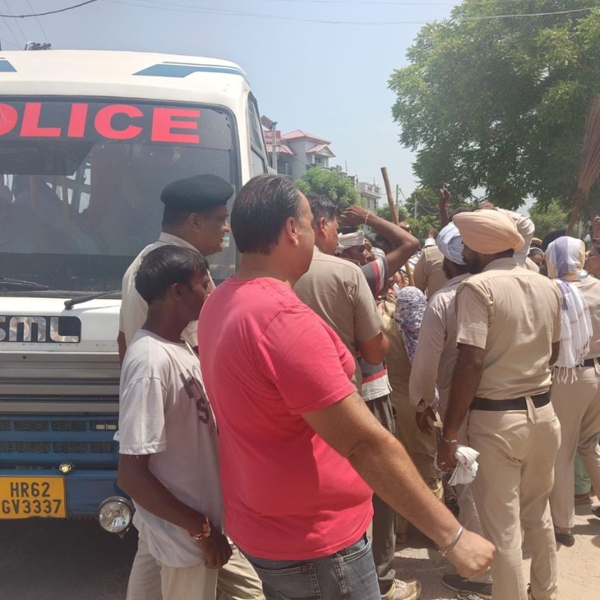 रतिया में कूड़ा उठाने पर हंगामा, सफाई कर्मचारी हिरासत में:25वें दिन भी हड़ताल जारी, प्रशासन ने डंपिंग प्वाइंट से कूड़ा उठाया