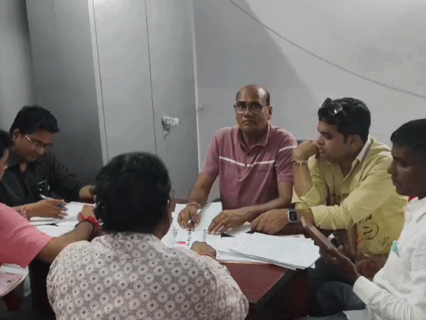 भाजपा-कांग्रेस कार्यालयों में दावेदारों की भीड़:टिकट को लेकर दोनों दलों में मंथन जारी, नामांकन का कल लास्ट दिन