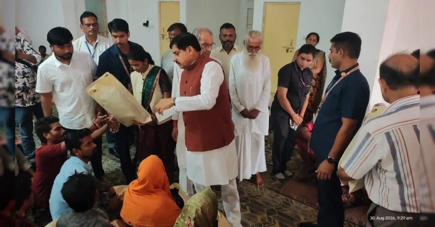 चित्रकूट में बाढ़ पीड़ितों के बीच पहुंचे सीएम डॉ. मोहन यादव, बांटी राहत सामग्री
