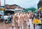 सरमथुरा में पुलिस ने निकाला फ्लैग मार्च:प्रमुख बाजारों और गली-मोहल्लों में पैदल मार्च कर भयमुक्त मतदान का दिया संदेश