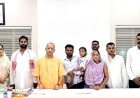 सीएम योगी से मिली बलिया की दिव्यांग बेटी रागिनी, इलाज से लेकर पढ़ाई तक हर मदद का मिला भरोसा