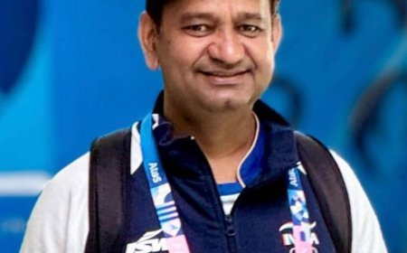 इंडियन शूटिंग कोच ने मां बेरी वाली का लिया आशीर्वाद:झज्जर पहुंचे मनोज कुमार, बोले- एशियन गेम्स में ज्यादा पदकों का लक्ष्य
