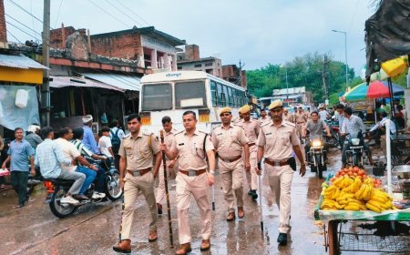 सरमथुरा में पुलिस ने निकाला फ्लैग मार्च:प्रमुख बाजारों और गली-मोहल्लों में पैदल मार्च कर भयमुक्त मतदान का दिया संदेश