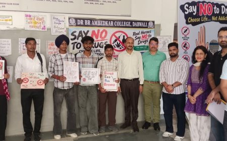 डबवाली कॉलेज में नशे के खिलाफ पोस्टर प्रदर्शनी:स्टूडेंट्स को दुष्प्रभावों के प्रति किया जागरूक, प्राचार्य बोले- सामाजिक बुराईयां से दूर रहे युवा
