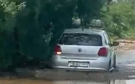 मेवात में कीचड़ में फंसी इनेलो कार्यकर्ताओं की गाड़ी:ताऊ देवीलाल जयंती का प्रचार करने जा रहे, बदहाल सड़कों पर भाजपा को घेरा