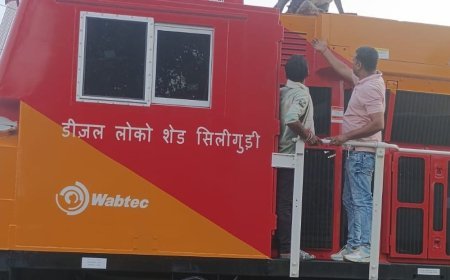 गोरखपुर में ट्रेन के इंजन पर चढ़ा युवक:लगा 25 हजार वोल्ट का करंट, RPF और GRP ने रेस्क्यू कर भेजा अस्पताल