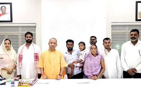 सीएम योगी से मिली बलिया की दिव्यांग बेटी रागिनी, इलाज से लेकर पढ़ाई तक हर मदद का मिला भरोसा