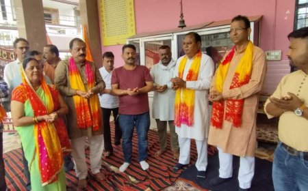 धामी के जन्मदिन पर मंदिर में हवन-पूजन, आंगनबाड़ी केंद्रों पर बच्चों को बांटे फल