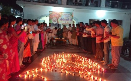 कैबिनेट मंत्री राम सिंह कैड़ा ने खटीमा मै मुख्यमंत्री जी की माता जी के साथ प्रधानमंत्री नरेंद्र मोदी के 76वें जन्मदिवस पर आशीर्वाद का दीया' कार्यक्रम तहत दीया जलाकर प्रधानमंत्री के दीर्घायु, उत्तम स्वास्थ्य और यशस्वी जीवन की कामना की*