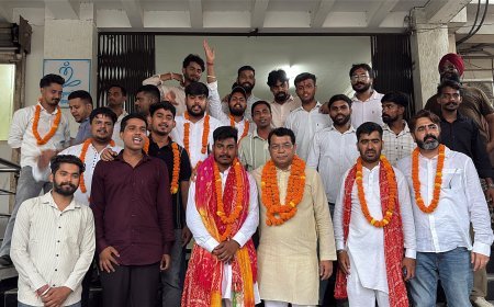 छात्र उपाध्यक्ष पद पर विश्वजीत निर्विरोध निर्वाचित पहुंचे विधायक कार्यालय , विधायक शिव अरोरा ने  अंगवस्त्र फूलमाला पहनाकर दी शुभकामनायें*