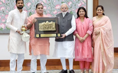 पीएम मोदी से मिलकर भट्ट ने दिया पुत्र के विवाह का निमंत्रण!*