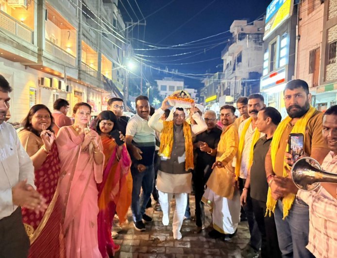 श्रीमद्कृष्ण कथा में शामिल हुए विधायक शिव अरोरा, भगवान श्रीकृष्ण की पालकी को उठाकर लिया आशीर्वाद*