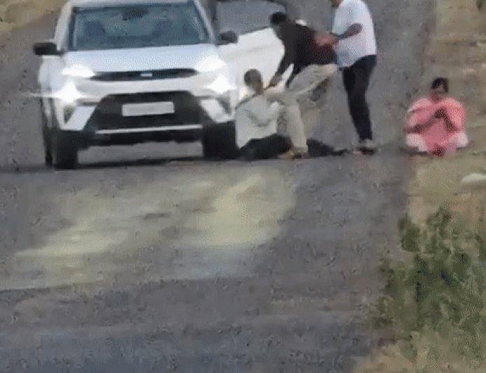 'जमीन क्यों बेची', बेटों ने मां-बाप को पीटा, VIDEO:सड़क पर गिराकर डंडों से मारा, पीठ-कंधों पर चोट; पुणे की घटना