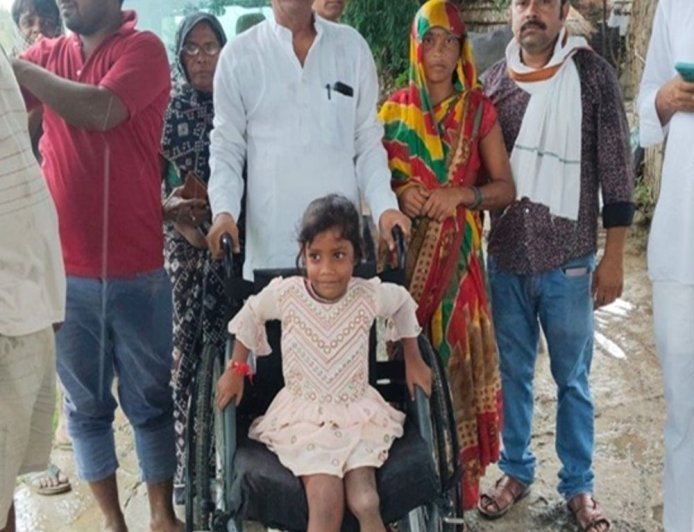 बलिया की बिटिया रागिनी के सपनों को मिले 'पंख':AAP नेताओं ने दी व्हीलचेयर और आर्थिक मदद; सांसद संजय बोले- जल्द लगेगा कृत्रिम पांव