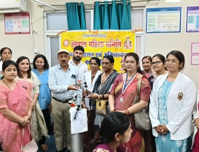 गोरखपुर में स्वास्थ्य सेवा में समिति का सहयोग:अग्रवाल महिला समिति ने महिला अस्पताल को भेंट की ऑक्सीमीटर मशीनें