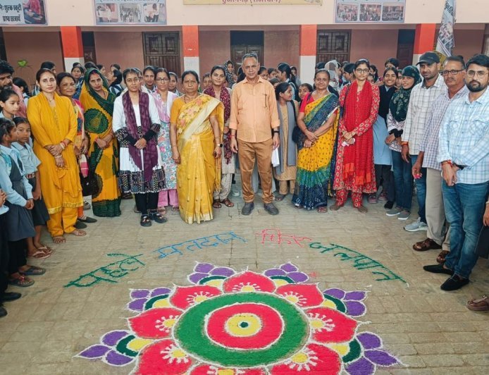 रंगोली बनाकर दिया मतदान का संदेश:चूरू में स्वीप का अनूठा अभियान, हर रंग में वोट की अपील