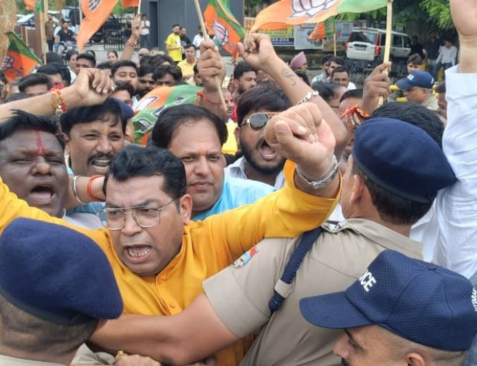 राहुल गांधी की झूठ की राजनीति के खिलाफ भाजपा का हल्लाबोल, कलेक्ट्रेट कूच कर फूंका राहुल गाँधी कांग्रेस का पुतला*