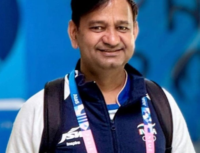 इंडियन शूटिंग कोच ने मां बेरी वाली का लिया आशीर्वाद:झज्जर पहुंचे मनोज कुमार, बोले- एशियन गेम्स में ज्यादा पदकों का लक्ष्य