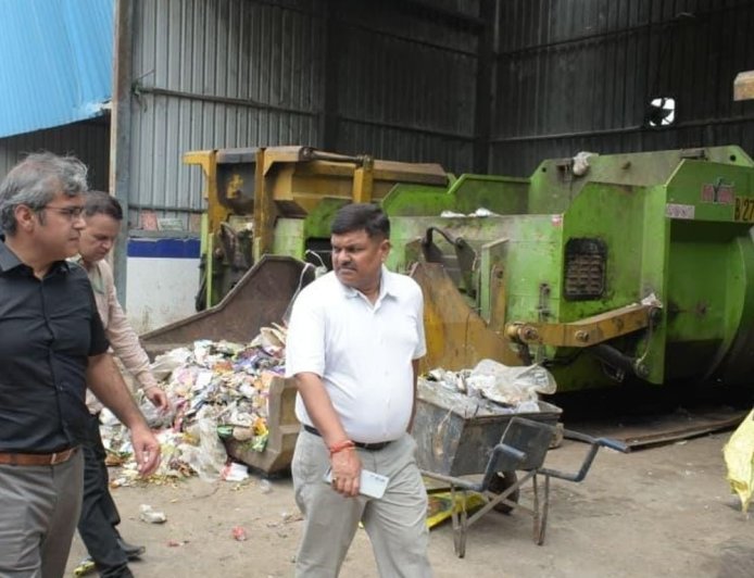 दक्षिणी दिल्ली में सफाई व्यवस्था का आयुक्त ने लिया जायजा:अतिक्रमण पर कार्रवाई के निर्देश, एफसीटीएस में पुराने कचरे की सफाई के आदेश
