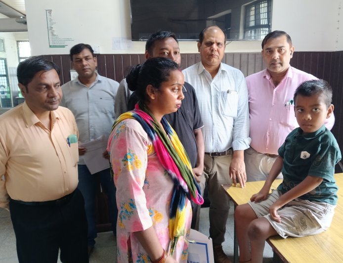 राष्ट्रीय बाल स्वास्थ्य कार्यक्रम के अंतर्गत गंभीर रूप से बीमार बच्चे को निशुल्क एम्बुलेंस से ऐम्स ऋषिकेश किया गया रेफर*