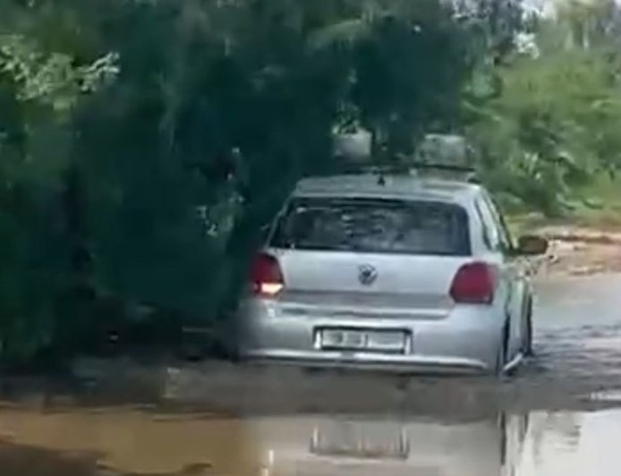 मेवात में कीचड़ में फंसी इनेलो कार्यकर्ताओं की गाड़ी:ताऊ देवीलाल जयंती का प्रचार करने जा रहे, बदहाल सड़कों पर भाजपा को घेरा