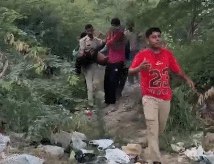 सेल्फी लेते वक्त 50 फीट खाई में गिरी छात्रा:हांसी किले पर हादसा, 100 से ज्यादा की भीड़, किसी ने हेल्प नहीं की; होमगार्ड ने बचाई जान