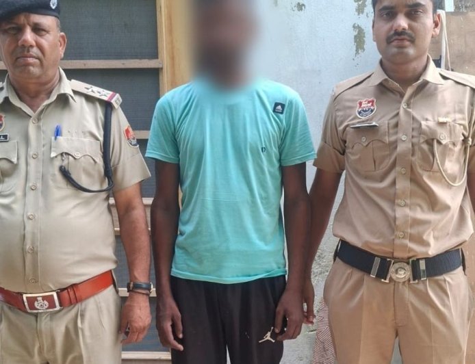पंचकूला पुलिस ने 3 साल से फरार चोर पकड़ा:पेशे से ट्रक ड्राइवर, बाइक बरामद, साथियों संग मिलकर चुराई लोहे की प्लेट