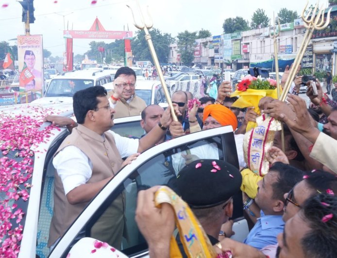 भाजपा राष्ट्रीय अध्यक्ष को महापौर ने भेंट किया त्रिशूल