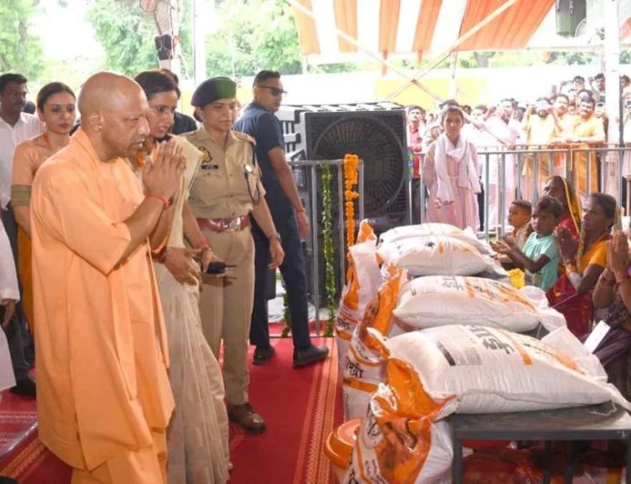 योगी सरकार का बाढ़ प्रभावितों के लिए राहत अभियान जारी, अब तक 21,350 लोगों को सुरक्षित स्थानों पर पहुंचाया