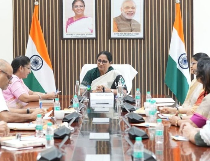 महिलाओं की शिकायतों के लिए ग्रिवांस सेल बनाएगी दिल्ली सरकार:सीएम ने महिला आयोग की बैठक में पॉस्को जागरूकता अभियान तेज करने के निर्देश