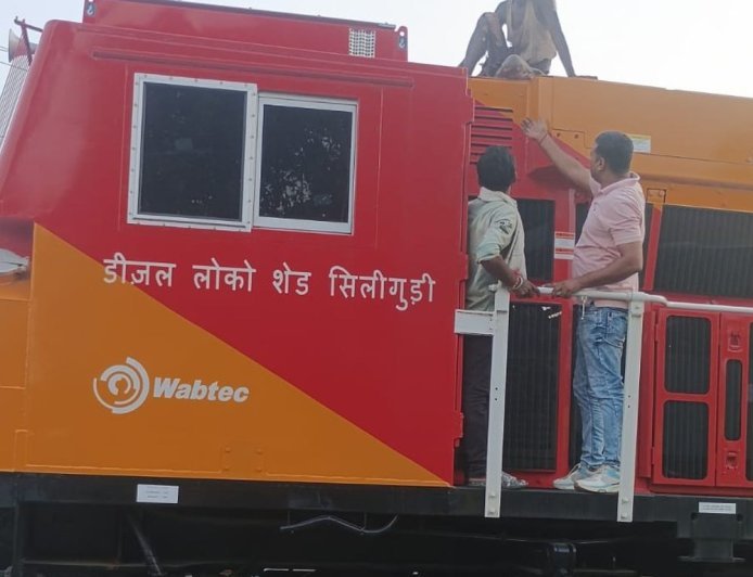 गोरखपुर में ट्रेन के इंजन पर चढ़ा युवक:लगा 25 हजार वोल्ट का करंट, RPF और GRP ने रेस्क्यू कर भेजा अस्पताल